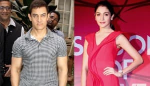 Aamir Khan to lock lips with Anushka Sharma in P.K.!