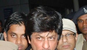 Shahrukh Khan pays fine for smoking in public!