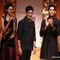 Sidharth Malhotra overshadows Esha Gupta and Jacqueline Fernandez at WIFW&nbsp;2013!