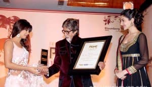 Priyanka Chopra and Anushka Sharma present Amitabh Bachchan with India’s Prime Icon 2012 award