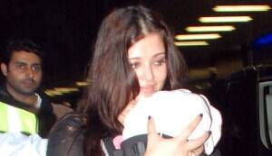 Aishwarya Rai Bachchan with her baby Aaradhya at Mumbai airport!