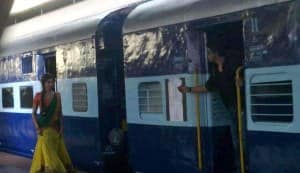 CHENNAI EXPRESS first look: Are Shahrukh Khan-Deepika Padukone recreating DDLJ?