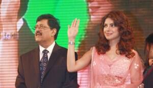 Priyanka Chopra, Ashok Chopra, Priya Dutt support a social cause