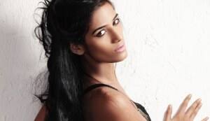 Wannabe actor Poonam Pandey poses semi-nude for the Indian cricket team