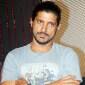 Farhan Akhtar objects to newspaper report of his bad behaviour at&nbsp;Bengaluru