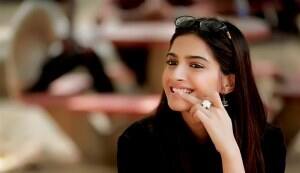 ‘Raanjhana’ first look: Sonam Kapoor and Dhanush make an unconventional couple!