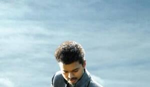Vijay and Kajal Agarwal eagerly wait for Thuppakki: View stills!