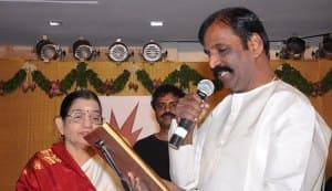 Vairamuthu receives Ilakkiya Chinthanai award for his book Moonraam Ulaga Por