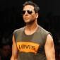 Akshay Kumar fan burns hand to meet the&nbsp;star