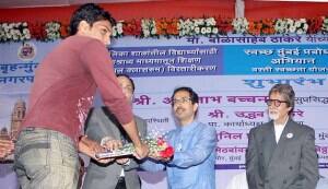 Shiv Sena chief Uddhav Thackeray felicitates Amitabh Bachchan!