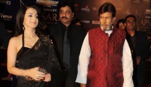 Is Rajesh Khanna ogling at Ameesha Patel?