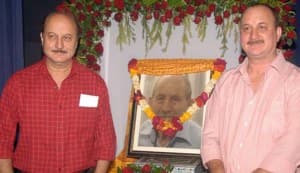 Anupam Kher’s unique farewell to his dad