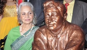 Waheeda Rehman unveils Dev Anand’s statue on his first death anniversary