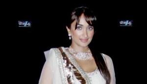 Vidya Balan, Bipasha Basu, Akshay Kumar, Ekta Kapoor, Anushka Sharma on red carpet of Stardust Awards 2012