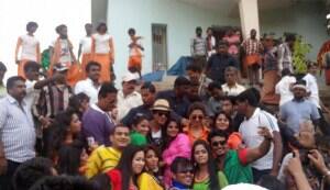 In Focus: Shahrukh Khan and Deepika Padukone mobbed!