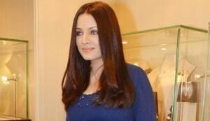 Celina Jaitley flaunts her baby curve!
