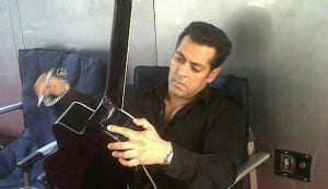 In Focus: Salman Khan signs a guitar for&nbsp;fan!