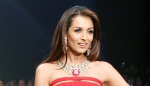 Sonam,Soha,Bipasha,Malaika walk the ramp at IIJW