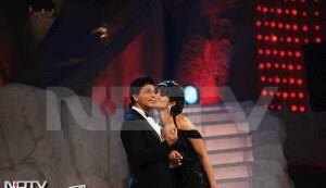 19th Colors Screen Awards: Priyanka Chopra kisses Shahrukh Khan on stage!