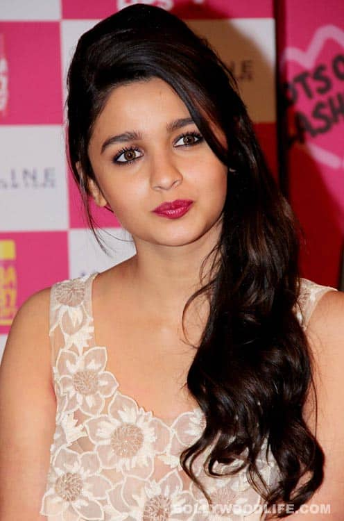 Alia Bhatt launches Maybelline BabyLips Kiss - Bollywood News & Gossip ...