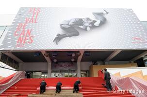 Food fiasco at Cannes 2013: Long queues for rock-hard puris, cold samosas, teaspoonfuls of daal makhni and guests scrambling for the loo....Why?