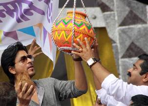 Shahrukh Khan breaks the dahi handi at Janmashtami celebrations!