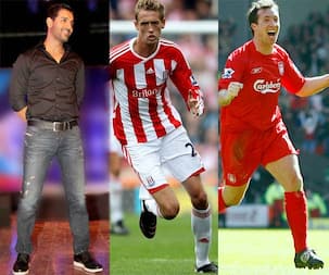 What is John Abraham doing with football players Peter Crouch and Robbie Fowler