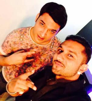 Comedy Nights with Kapil: Yo Yo Honey Singh clicks a selfie with Kapil Sharma - View pic!