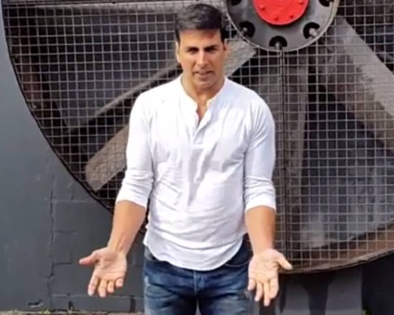 Akshay Kumar takes the ALS ice bucket challenge on being nominated by Riteish Deshmukh- Watch video!