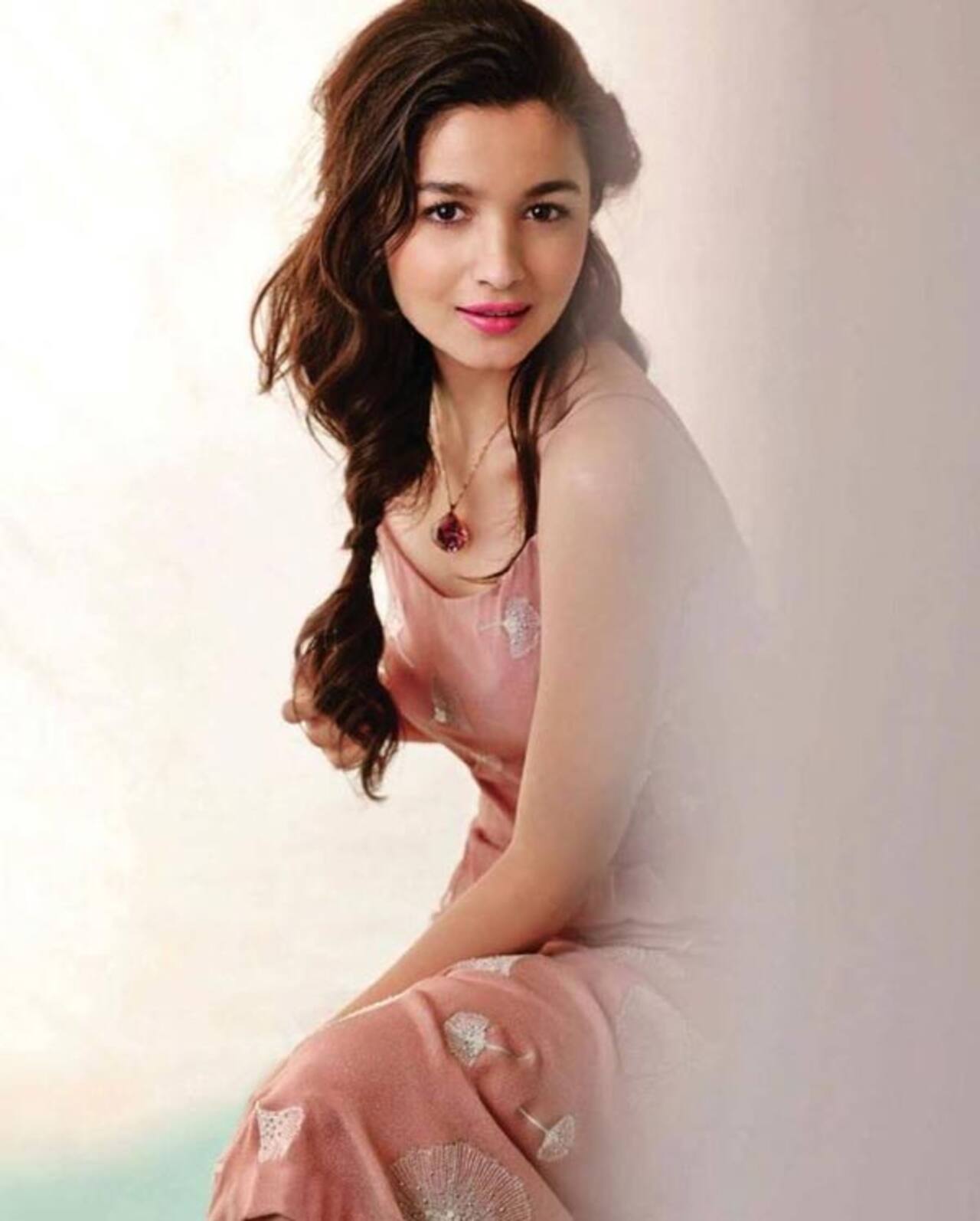 What beauty products does Alia Bhatt always carry with herself? Bollywood News & Gossip, Movie