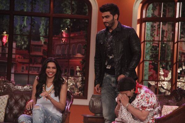 Finding-Fanny-cast-Deepika-Padukone-and-Arjun-Kapoor-on-the-sets-of-Comedy-Nights-With-Kapil-(2)