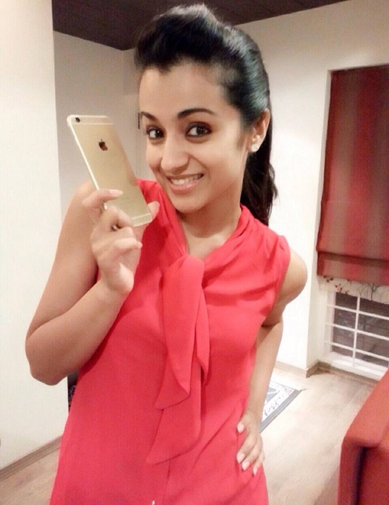 Trisha Krishnan Shows Off Her New Iphone 6 View Pic Bollywood News And Gossip Movie Reviews