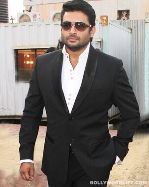 R Madhavan flies in to meet the cast of Tanu Weds Manu