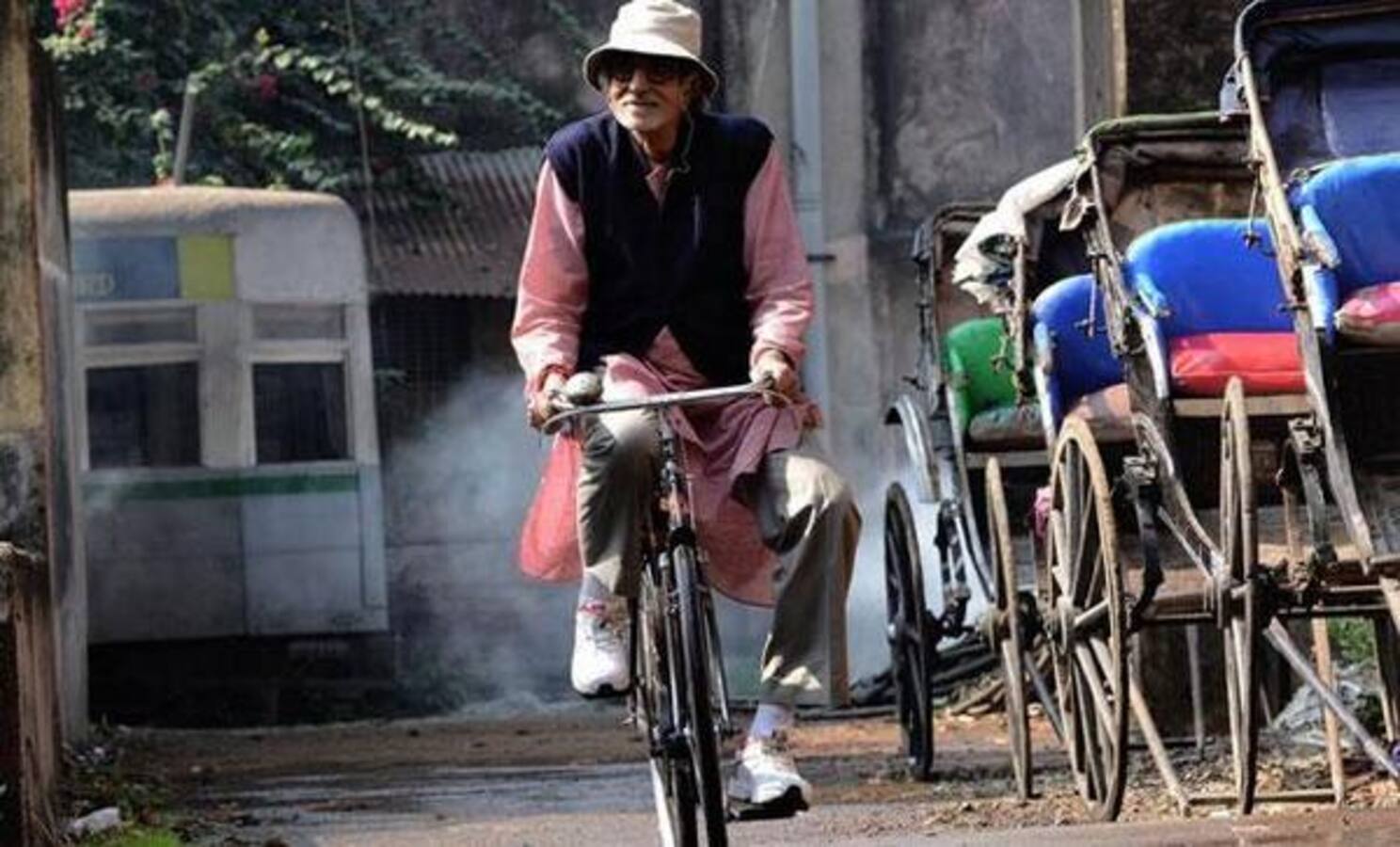 Amitabh Bachchan cycles in Kolkata while shooting for Piku! Bollywood News & Gossip, Movie