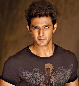 Shocking: A fan stabs Ek Hasina Thi actor Vatsal Sheth's photo - Find out why!