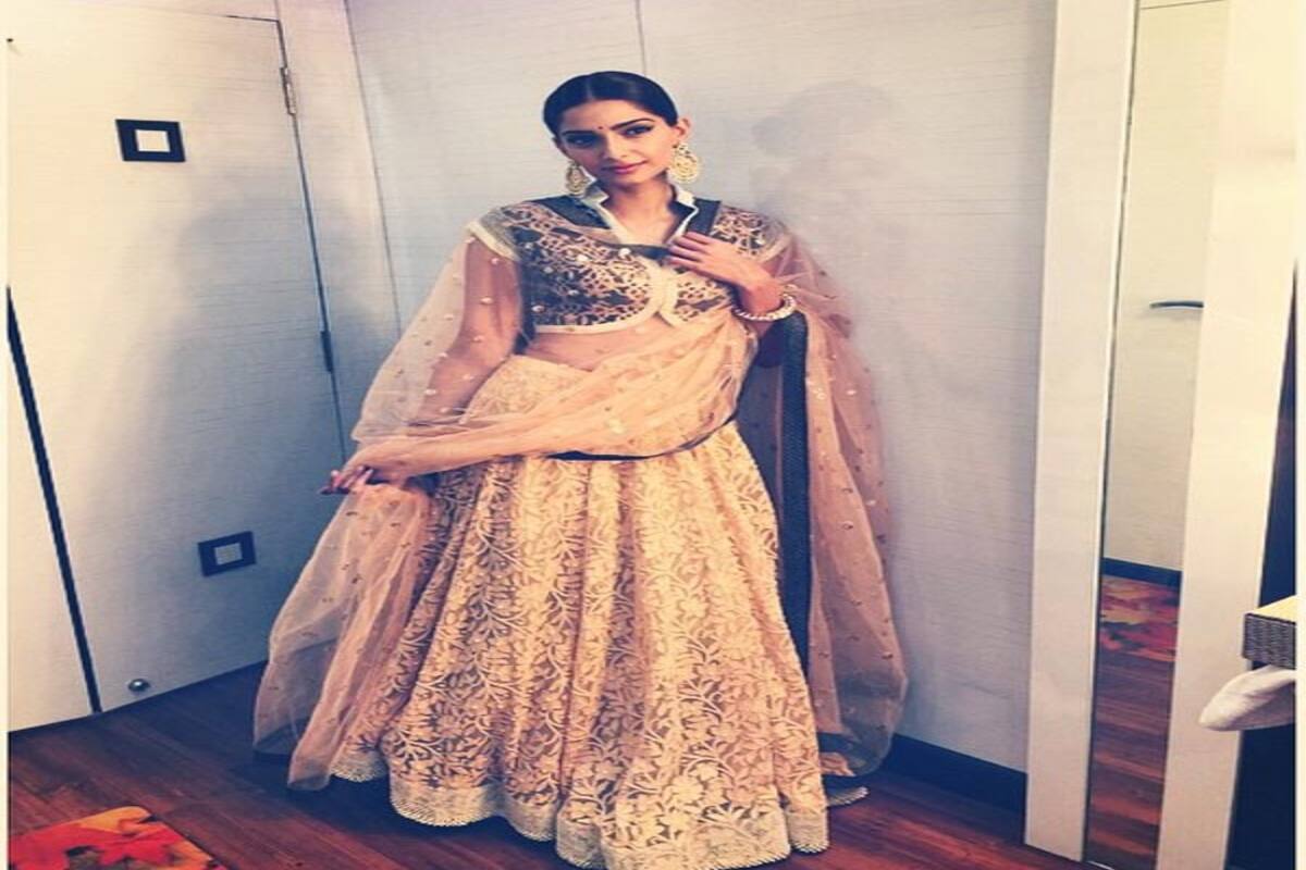 Dolly Goes Desi Sonam Kapoor Looks Radiant In A Lehenga Choli Bollywood News Gossip Movie Reviews Trailers Videos At Bollywoodlife Com Sonam kapoor rocked her desi avatar in a colorful chaniya choli by anuradha vakil. dolly goes desi sonam kapoor looks