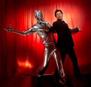 Shah Rukh Khan reacts after being gifted a life size 3D printed model of himself - Watch video!
