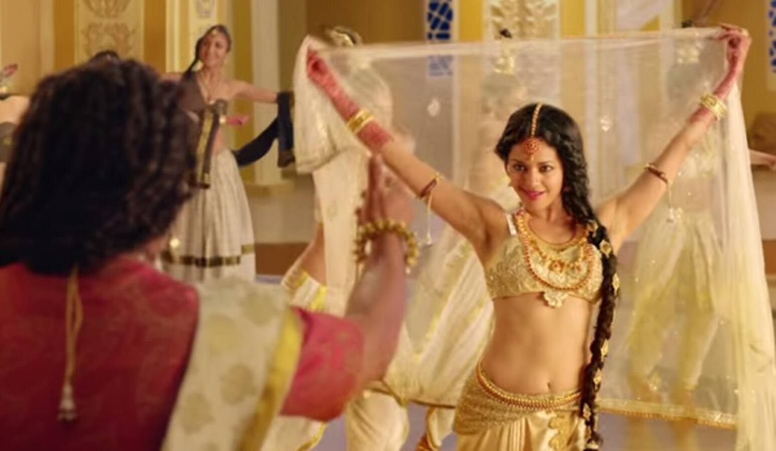 Uttama Villain song Kadhalaam Kadavul: Pooja Kumar shows off her dancing nuances in the Kamal Haasan starrer