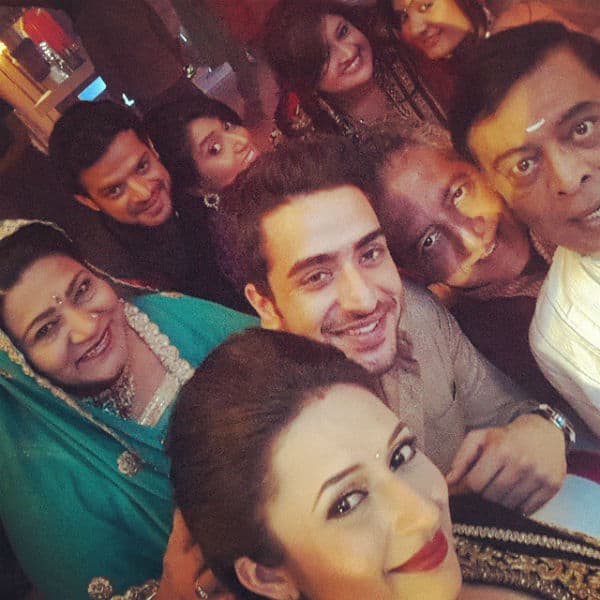 Yeh Hai Mohabbatein's Divyanka Tripathi and Karan Patel celebrate the success of 400 episodes- view pic!