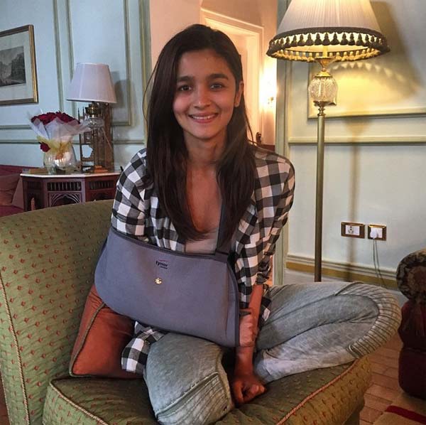 An injured Alia Bhatt arrives in Hyderabad for a family&nbsp;vacation!