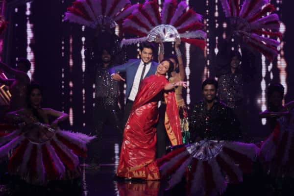 India's Got Talent Host Siddharth Shukla and Judge Kirron Kher dance to a few old school numbers (4)