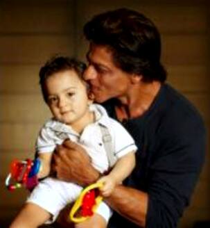 Shah Rukh Khan and AbRam's first picture is the Social Media Moment of the Year: BollywoodLife Awards 2015!