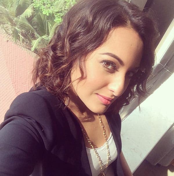 Sonakshi Sinha Wins Selfie Queen Title: Bollywoodlife Film Awards 2015 