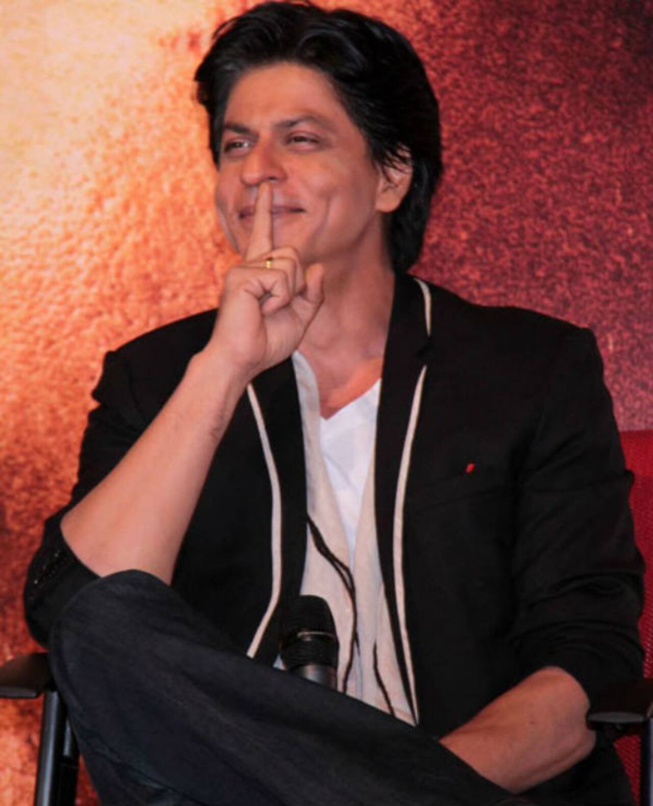 Shah Rukh Khan just owned a troll's ass on Twitter and we LOVE it!