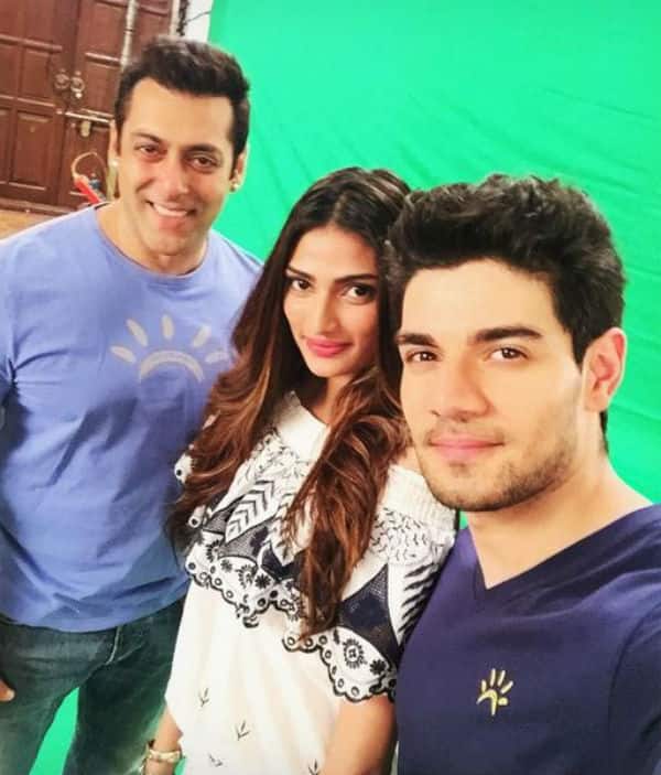 That awesome moment when Salman Khan's smile is all that you can see in this selfie with Sooraj Pancholi and Athiya&nbsp;Shetty!