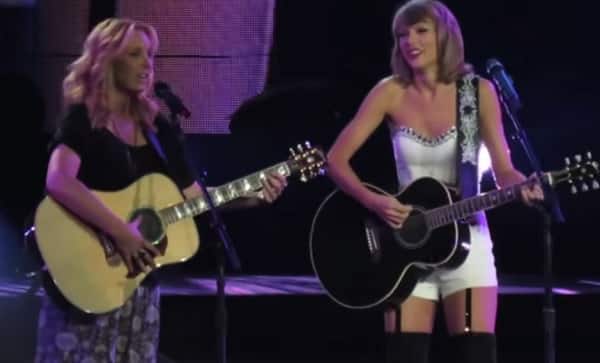 This Video Of Taylor Swift And Lisa Kudrow Singing Smelly Cat Is Stuff Dreams Are Made Of Bollywood News