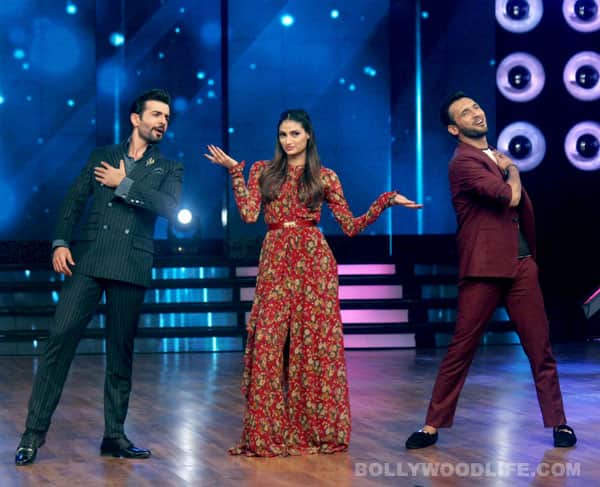 Athiya-shakes-a-leg-with-Host-Jay-and-Master-Punit-on-the-sets-of-DID-5