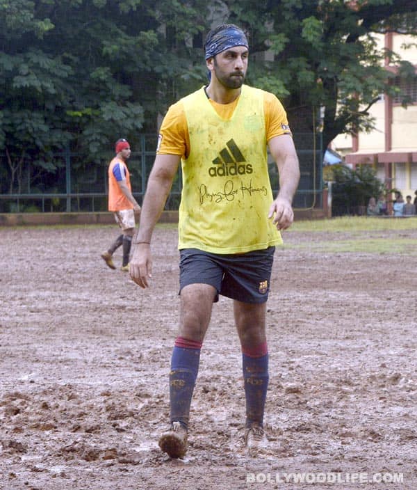 Ranbir Kapoor looks cool as he stepped out in the city in a casual outfit # ranbirkapoor #ranbir #ranbirkapoorfans #rk #bollywood #etimes