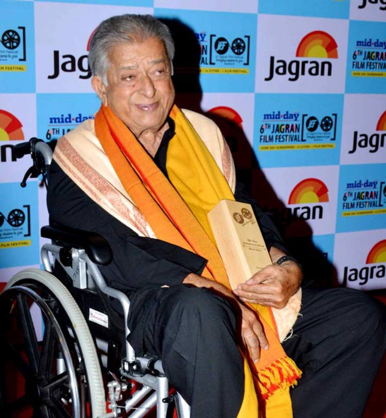 Shashi Kapoor honoured with Life Time Achievement Award at Jagran Film Festival