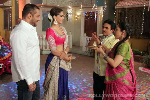 Salman-&amp;-Sonam-with-Dayaben-&amp;-Jethalal